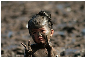 掉泥巴里的小孩图片图片